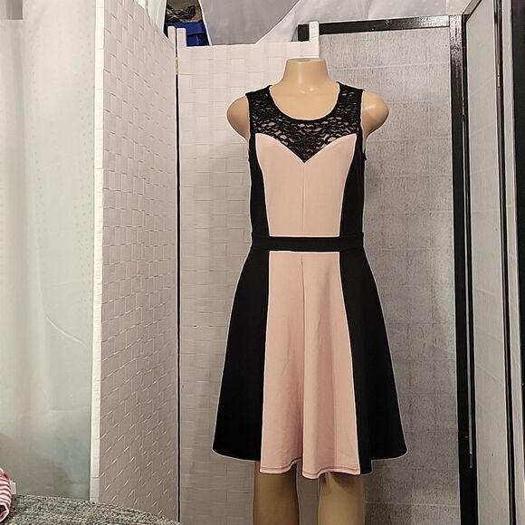 ENFOCUS STUDIO SLEEVELESS COLORBLOCK ROUND NECK LACE DESIGN DRESS - Picture 6 of 13